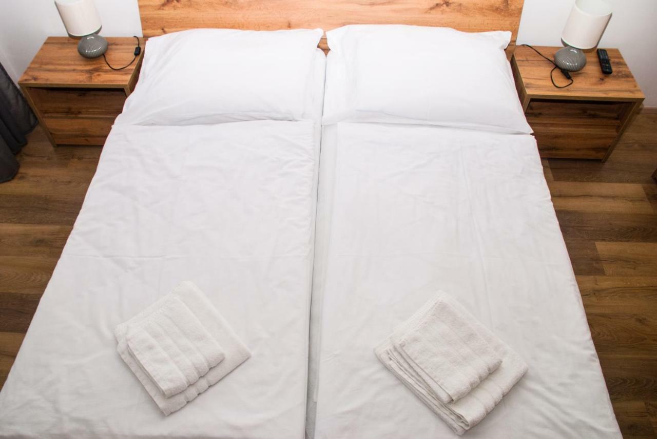 Sunny, Fully Furnished Studio Type With Terrace Plzeň Exteriör bild